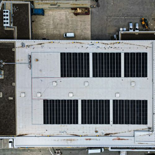 Luftbild auf das Dach mit Photovoltaikanlage (Edeka Bissendorf)