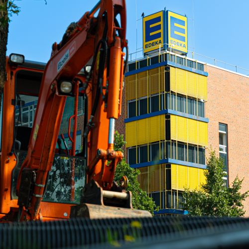 Bagger vor dem EDEKA-Gebäude