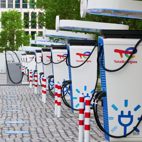 Gebäudeseite mit Ladesäule und zwei Parkplätzen 